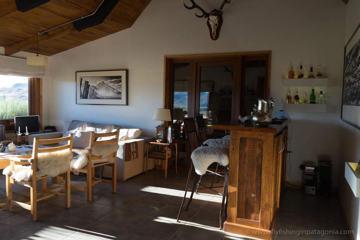 Tres Rios Lodge living room and bar photo