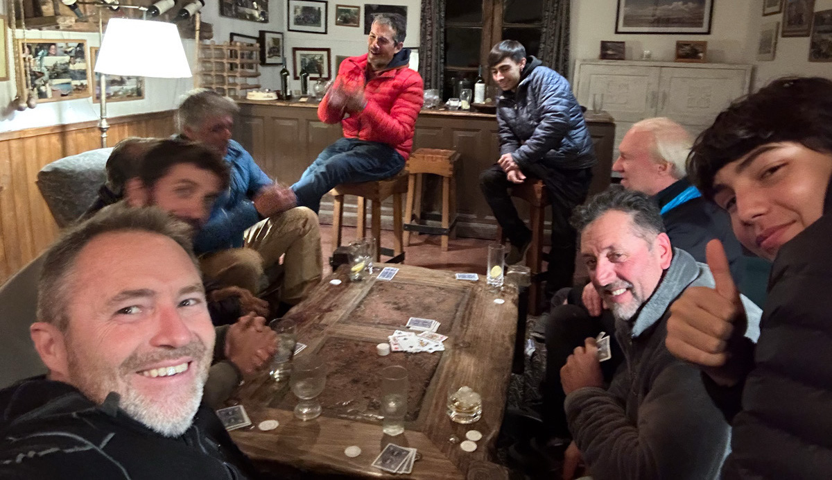 The guides playing cards at the Quemquemtreu barn