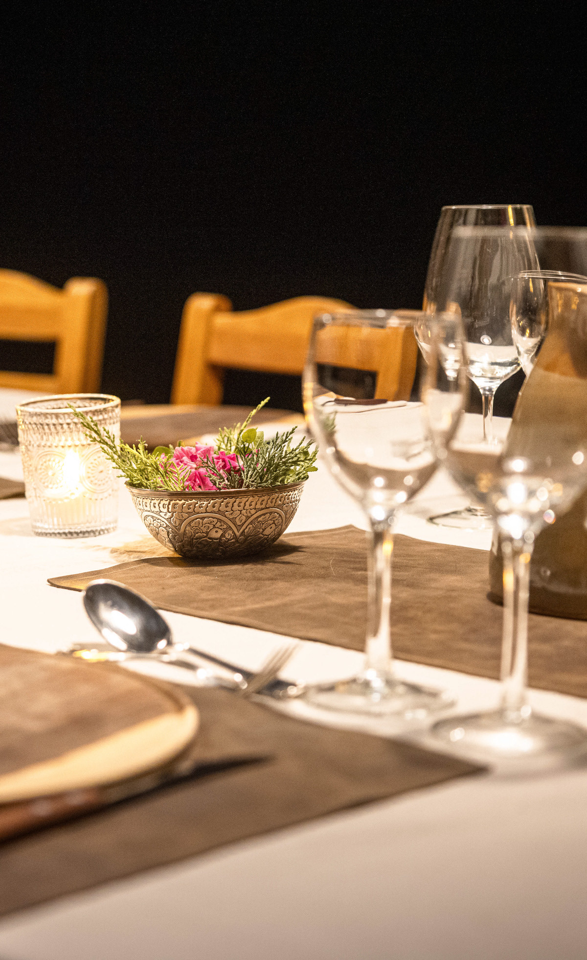 Table setting at Collon Cura Lodge