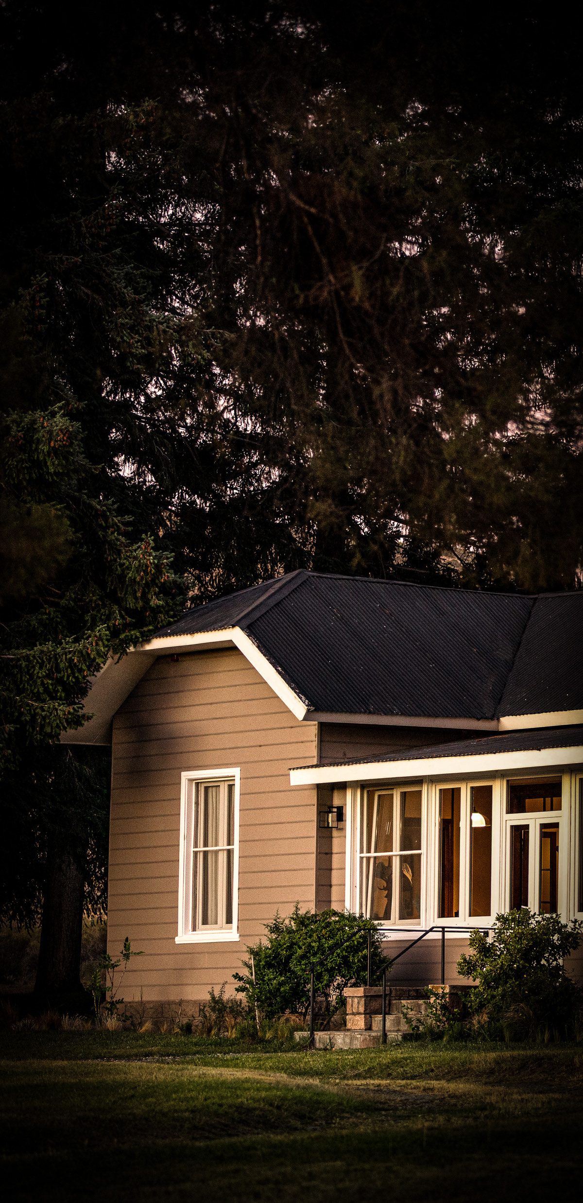 Collon Cura Lodge exterior at dusk