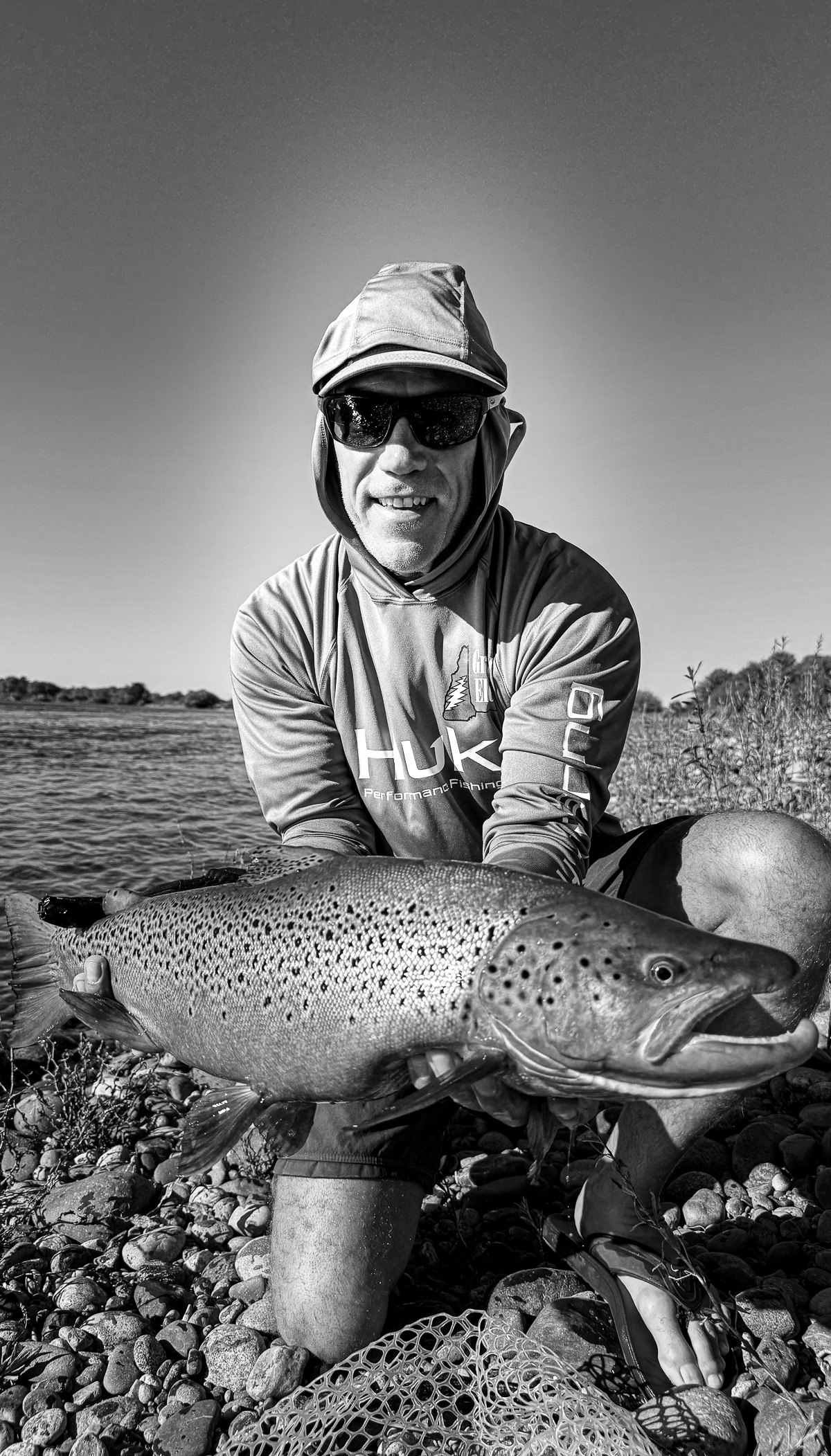 Fly angler holding a trophy brown trout on the banks of the Middle Limay River