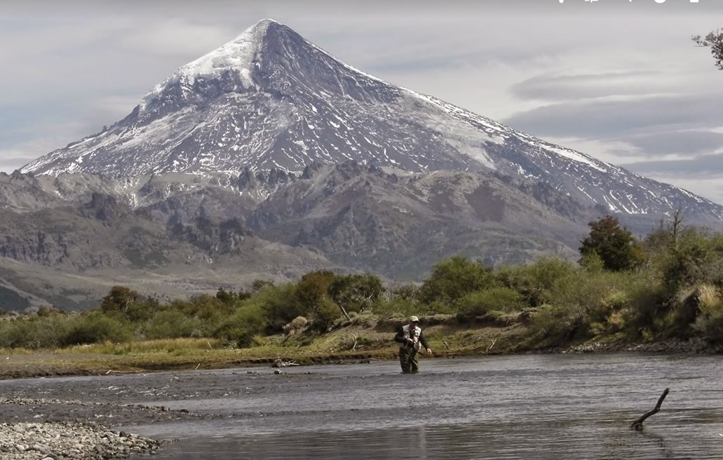 Fly anglers on the Malleo River beneath Lanin Volcano near Laguna de Barro