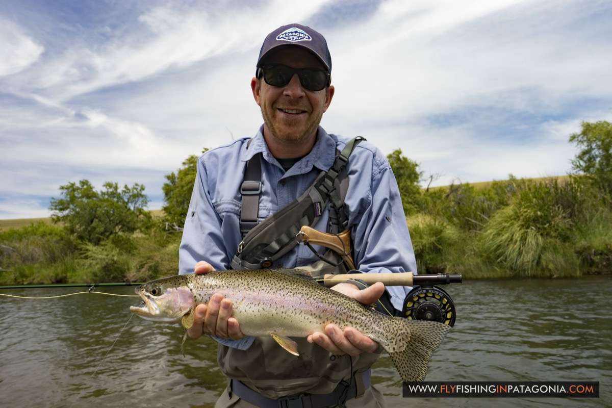 Angler holding a rainbow trout caught on the Quemquemtreu stream
