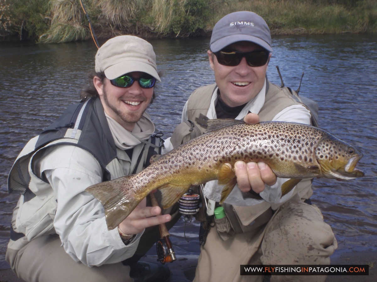 Two anglers celebrating a catch on the Quemquemtreu stream