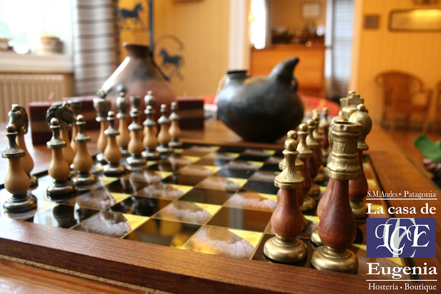 La Casa de Eugenia decorative chess set